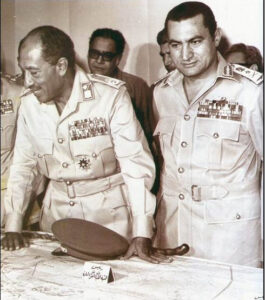  صورة لمبارك برفقة السادات اثناء الحرب